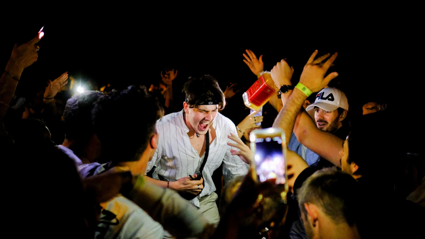 Un grupo de jóvenes celebra un botellón en la playa de la Barceloneta Un grupo de jóvenes celebra un botellón en la playa de la Barceloneta