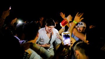 Un grupo de jóvenes celebra un botellón en la playa de la Barceloneta