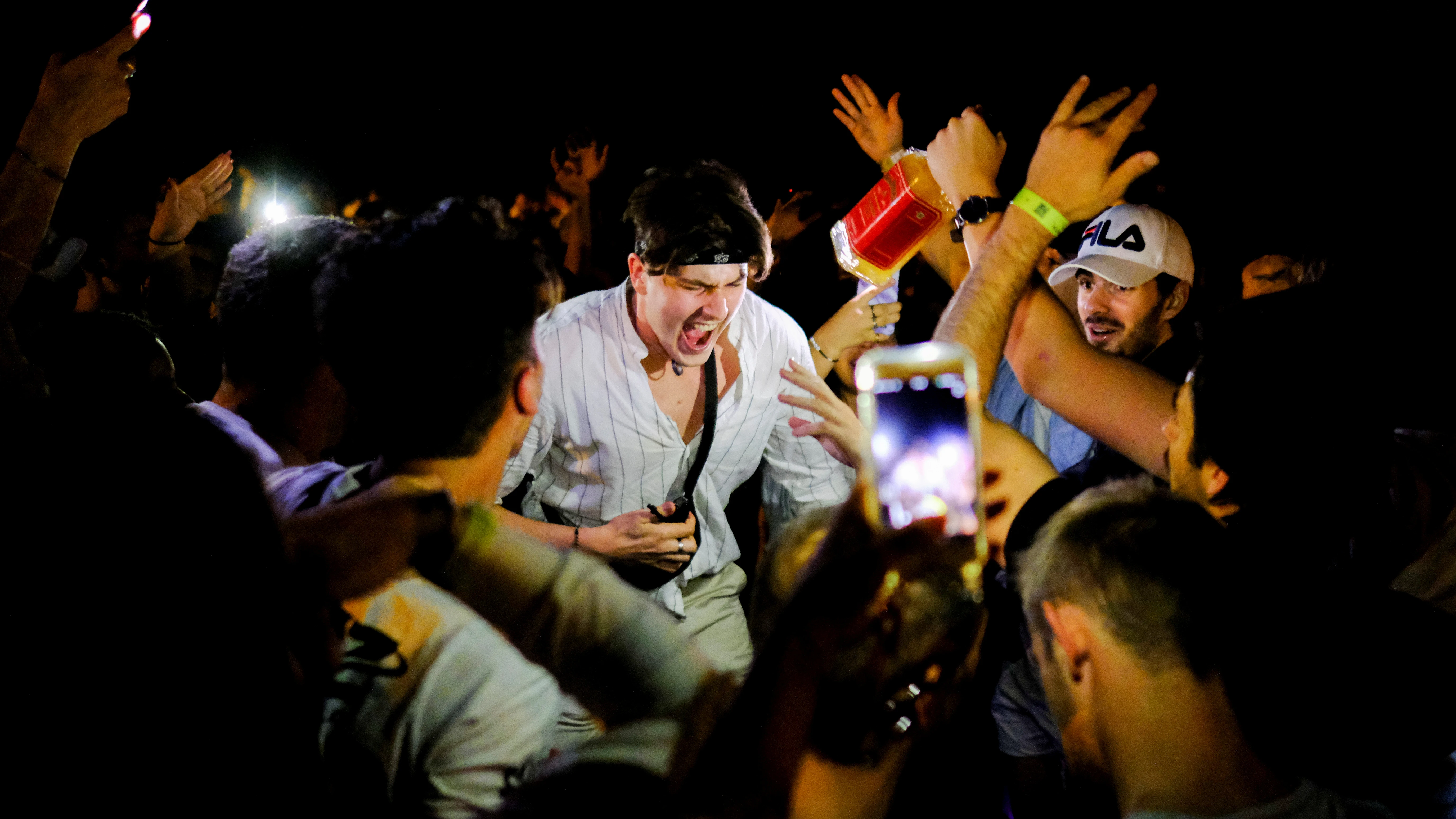 Un grupo de jóvenes celebra un botellón en la playa de la Barceloneta