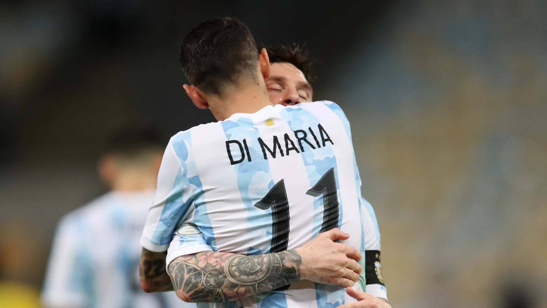 Messi y Di María se abrazan durante la final de la Copa América contra Brasil