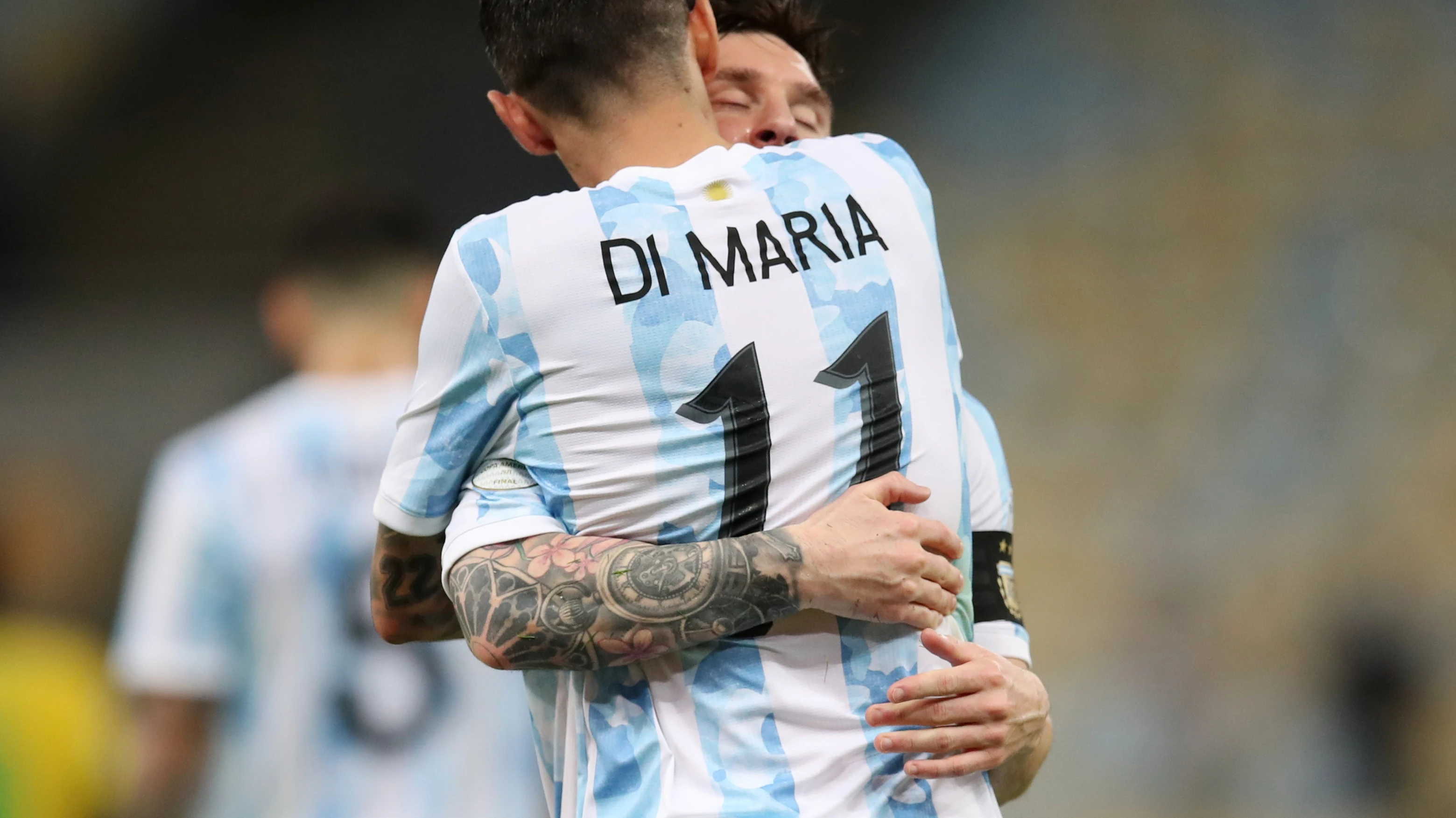 Messi y Di María se abrazan durante la final de la Copa América contra Brasil