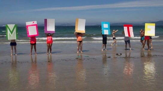 La Asociación Viguesa de Esclerosis Múltiple de Pontevedra celebra un "baño solidario" en la playa de Samil en Vigo La Asociación Viguesa de Esclerosis Múltiple de Pontevedra celebra un "baño solidario" en la playa de Samil en Vigo