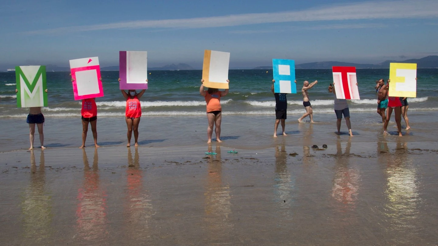 La Asociación Viguesa de Esclerosis Múltiple de Pontevedra celebra un "baño solidario" en la playa de Samil en Vigo La Asociación Viguesa de Esclerosis Múltiple de Pontevedra celebra un "baño solidario" en la playa de Samil en Vigo