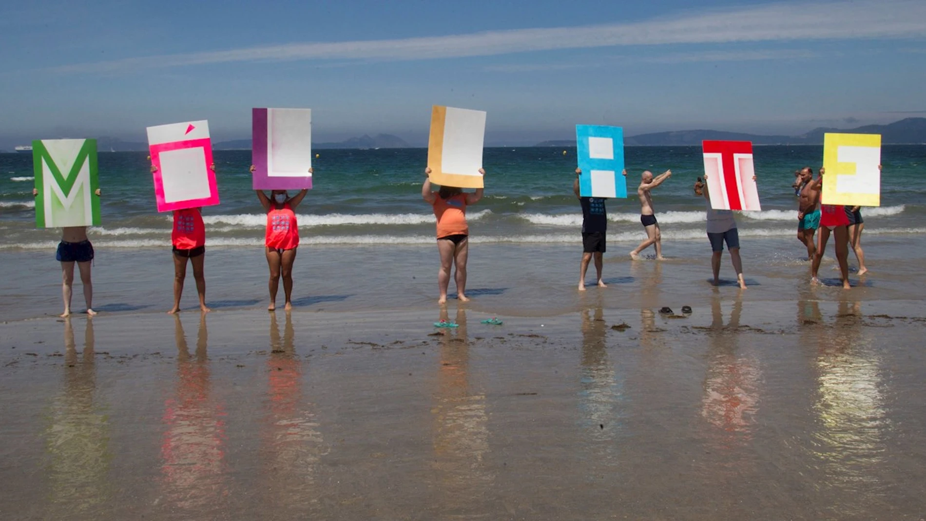  La Asociación Viguesa de Esclerosis Múltiple de Pontevedra celebra un "baño solidario" en la playa de Samil en Vigo