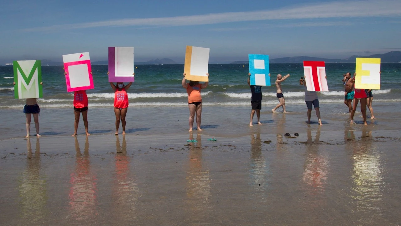  La Asociación Viguesa de Esclerosis Múltiple de Pontevedra celebra un "baño solidario" en la playa de Samil en Vigo