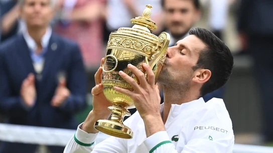 Novak Djokovic besa su sexto trofeo de campeón de Wimbledon Novak Djokovic besa su sexto trofeo de campeón de Wimbledon