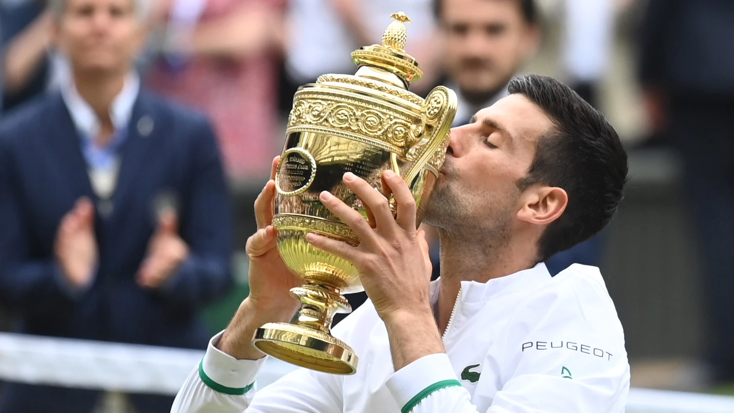 Novak Djokovic besa su sexto trofeo de campeón de Wimbledon Novak Djokovic besa su sexto trofeo de campeón de Wimbledon