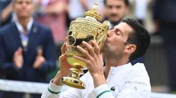 Novak Djokovic besa su sexto trofeo de campeón de Wimbledon
