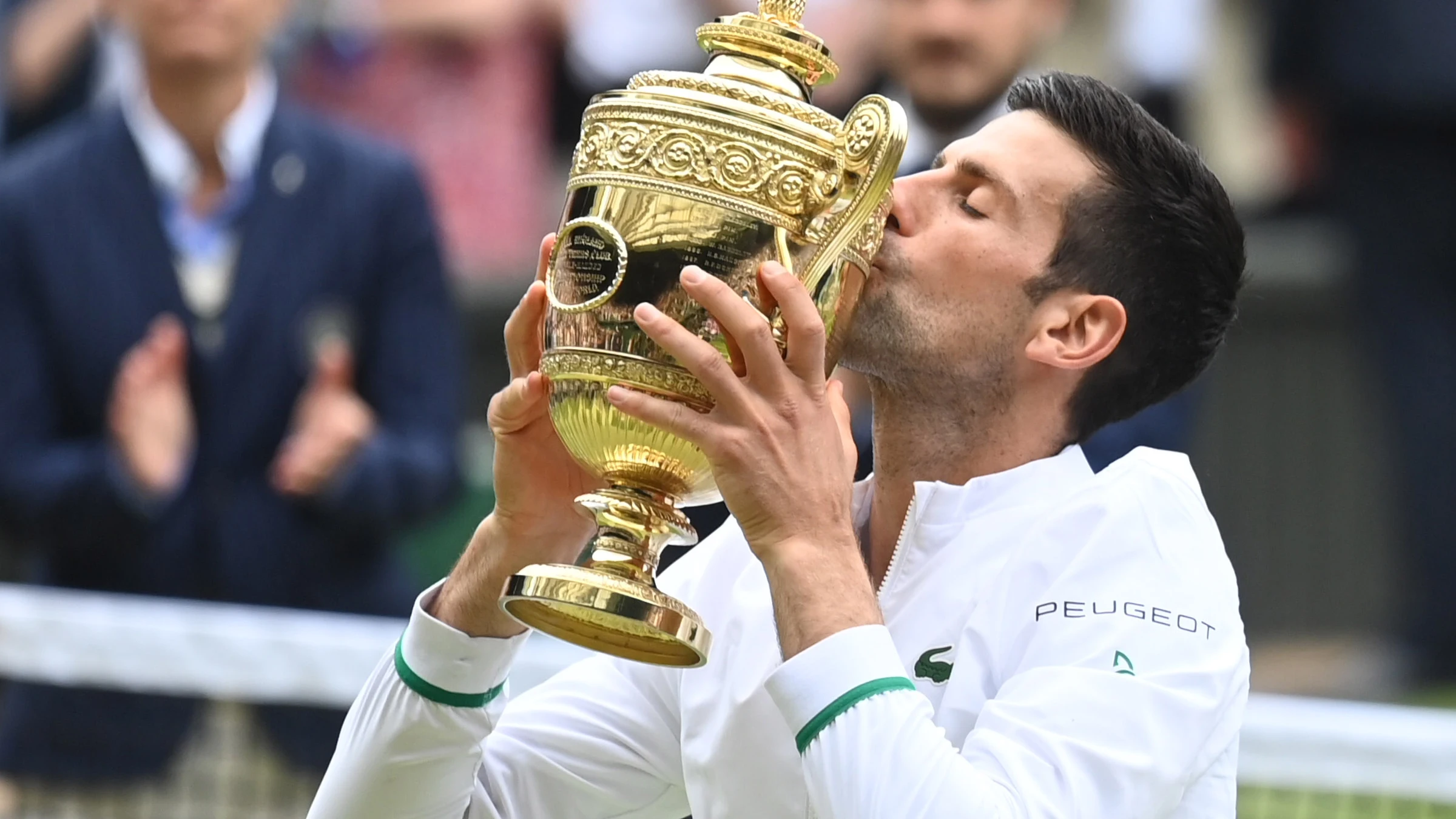 Novak Djokovic besa su sexto trofeo de campeón de Wimbledon