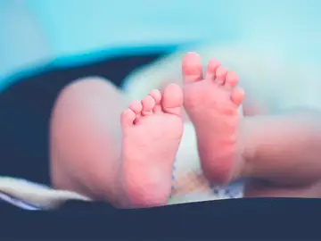 Imagen de archivo de los pies de un bebé 