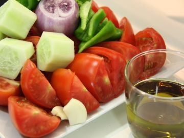 Ingredientes naturales para preparar un gazpacho