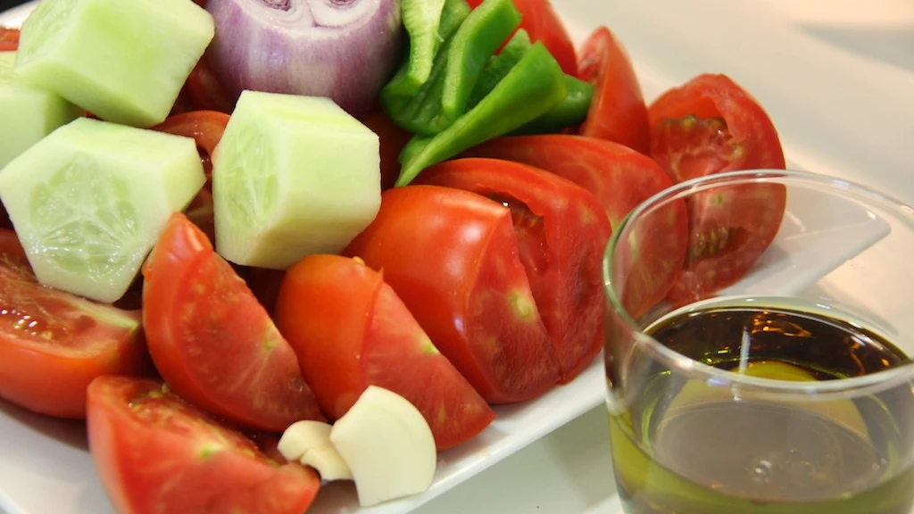 Ingredientes naturales para preparar un gazpacho