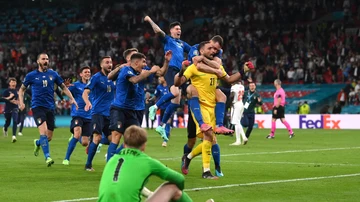 Los jugadores de Italia celebran en la tanda de penaltis contra Inglaterra