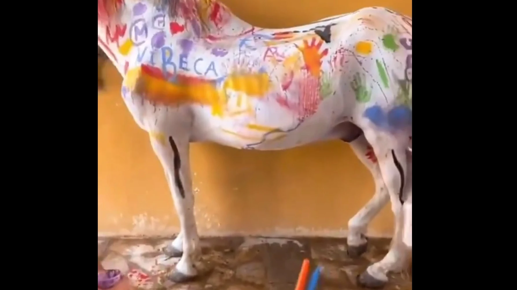 Indignación por un cursillo infantil en Murcia donde los niños pintaban a un caballo