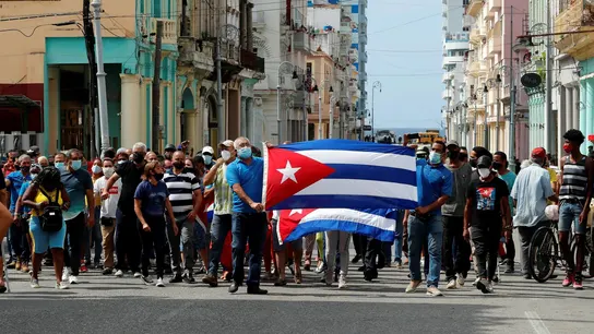 Un grupo de personas responden a manifestantes frente al capitolio de Cuba este domingo, en La Habana (Cuba). Un grupo de personas responden a manifestantes frente al capitolio de Cuba este domingo, en La Habana (Cuba).