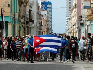 Un grupo de personas responden a manifestantes frente al capitolio de Cuba este domingo, en La Habana (Cuba).