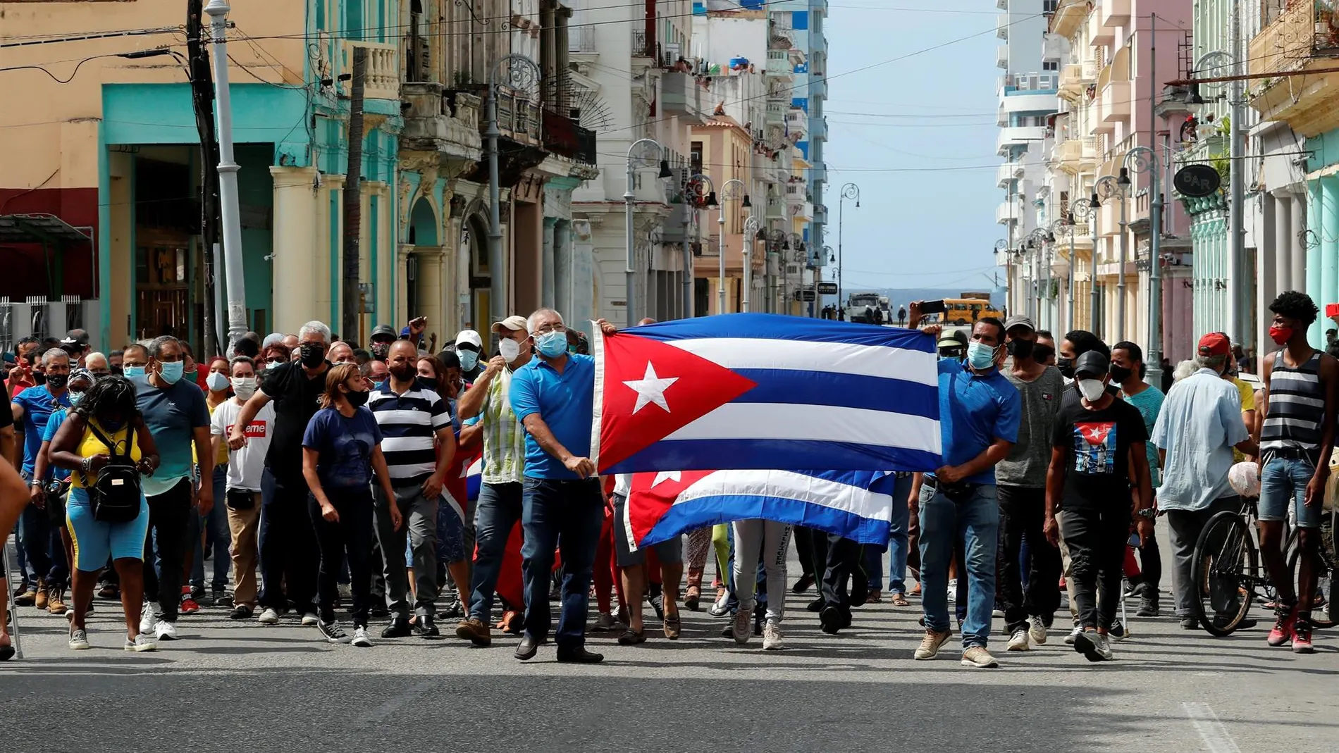 Un grupo de personas responden a manifestantes frente al capitolio de Cuba este domingo, en La Habana (Cuba).