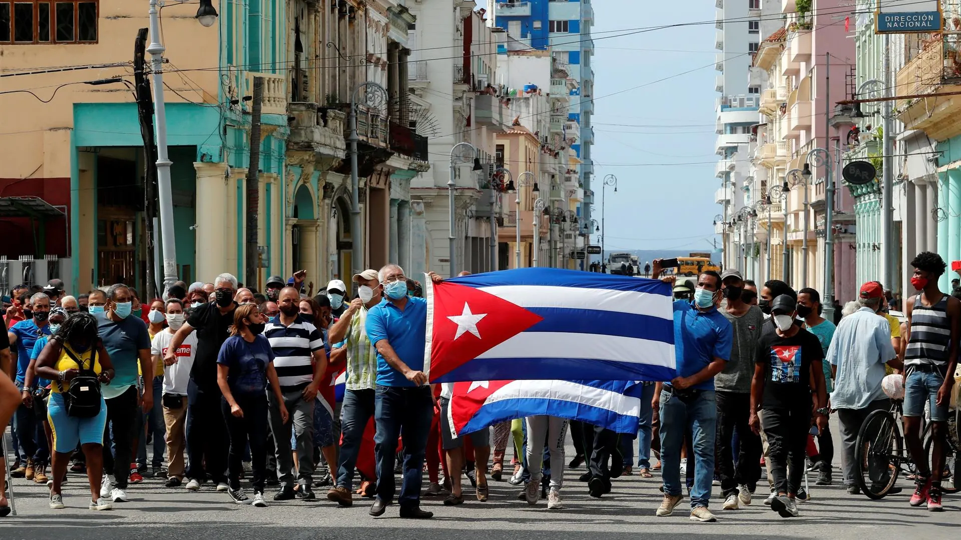 Un grupo de personas responden a manifestantes frente al capitolio de Cuba este domingo, en La Habana (Cuba).