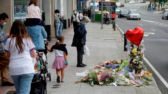Imagen del homenaje improvisado en la calle a Samuel, asesinado a las puertas de un pub en A Coruña. Imagen del homenaje improvisado en la calle a Samuel, asesinado a las puertas de un pub en A Coruña.