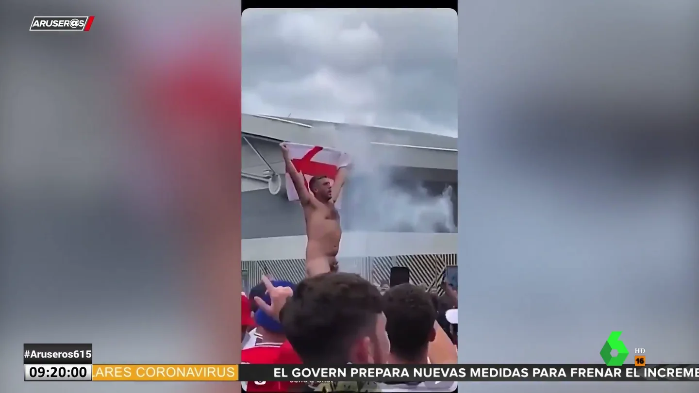 De desnudos integrales a lanzamiento de árboles: así calentó la afición inglesa la final de la Eurocopa De desnudos integrales a lanzamiento de árboles: así calentó la afición inglesa la final de la Eurocopa