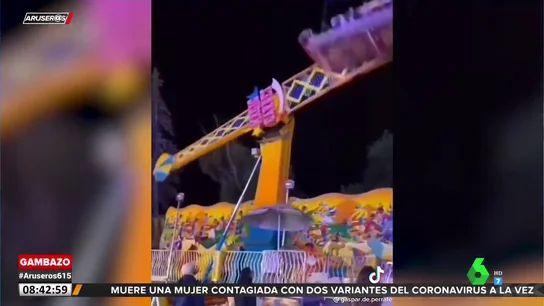 El angustioso momento en el que una atracción de feria se tambalea y amenaza con volcar El angustioso momento en el que una atracción de feria se tambalea y amenaza con volcar