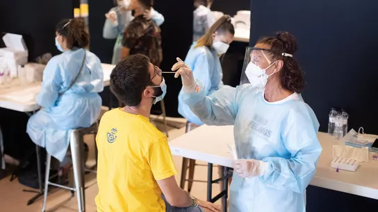 Personal sanitario realiza pruebas PCR Personal sanitario realiza pruebas PCR