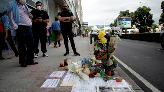Varias personas observaban el lugar donde en la madrugada del sábado fue asesinado Samuel Asesinato Samuel