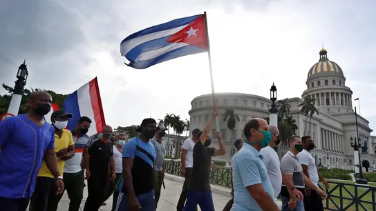 Continúan las manifestaciones en Cuba, aunque con menor afluencia. Continúan las manifestaciones en Cuba, aunque con menor afluencia.