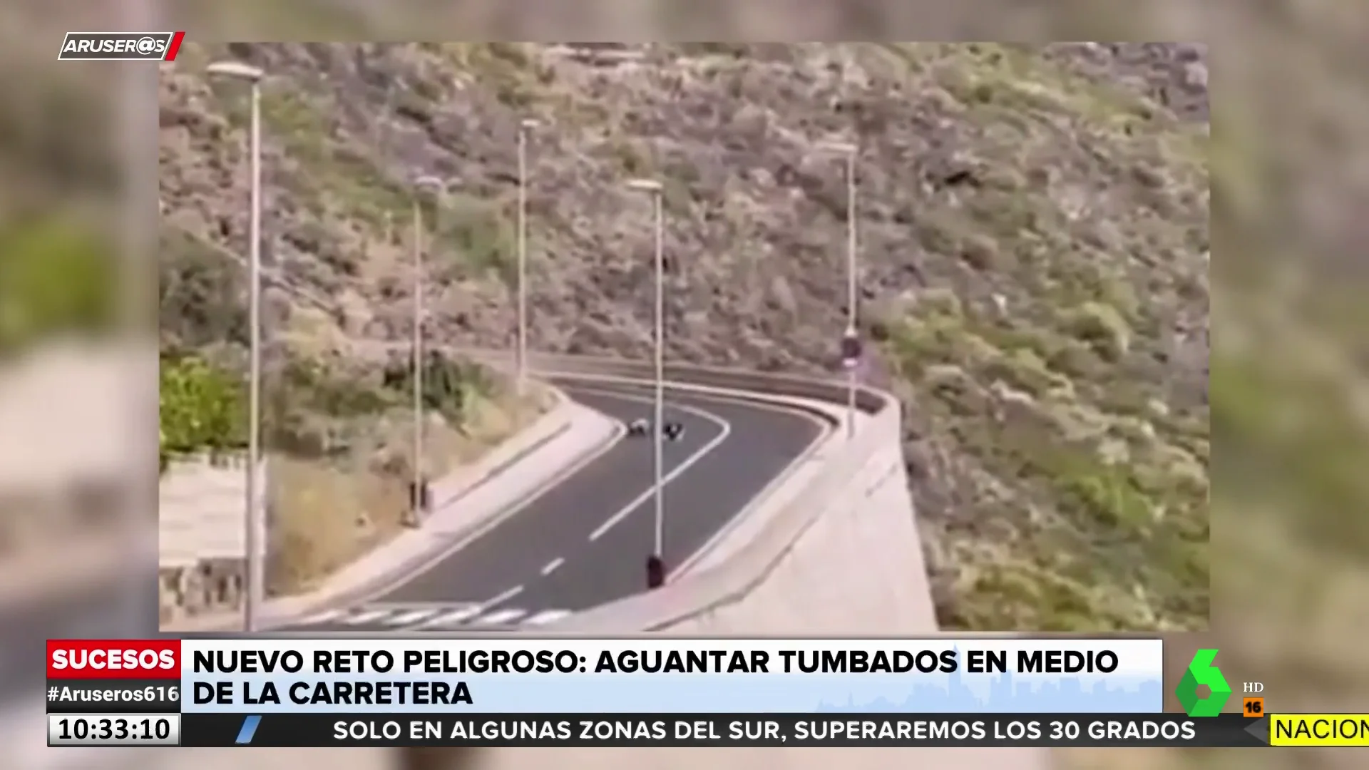 El peligroso reto que consiste en tumbarse en la carretera y salir corriendo cuando llega un coche