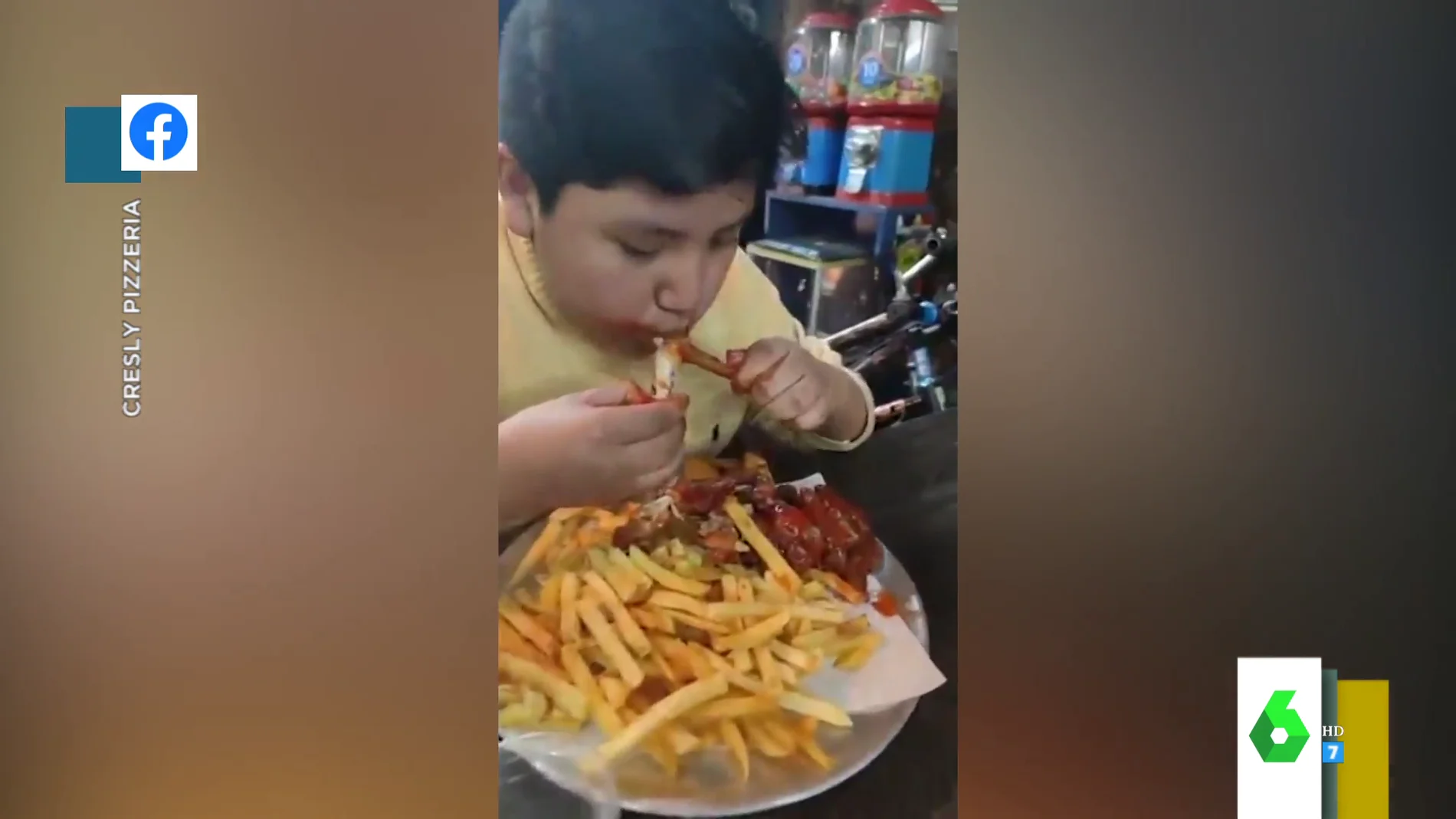 El susto final de un niño en un reto de comida: así tiene que comer un platazo de alitas y patatas fritas en diez minutos