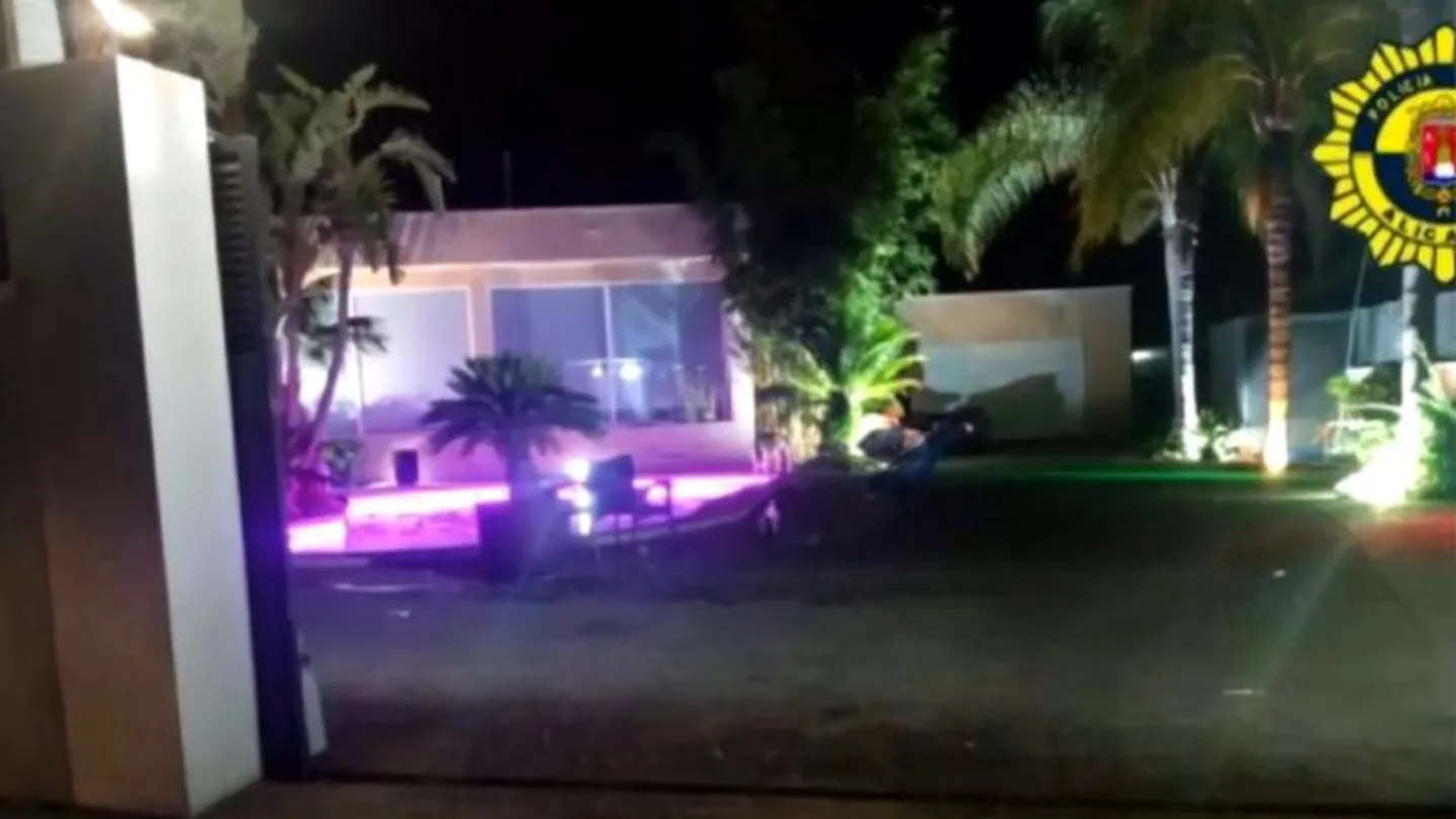 Disuelven una fiesta ilegal con más de 100 personas en Alicante: el organizador se enfrenta a una multa de hasta 600.000 euros Disuelven una fiesta ilegal con más de 100 personas en Alicante: el organizador se enfrenta a una multa de hasta 600.000 euros