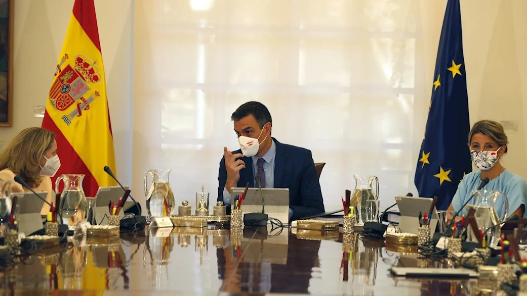 El presidente del Gobierno, Pedro Sánchez (c), conversa con la vicepresidenta primera y ministra de Asuntos Económicos y Transformación Digital, Nadia Calviño (i), en presencia de la vicepresidenta segunda y ministra de Trabajo y Economía Social, Yolanda Diaz, al inicio de la primera reunión del Consejo de Ministros del nuevo gabinete de Pedro Sánchez, este martes, en el Palacio de la Moncloa