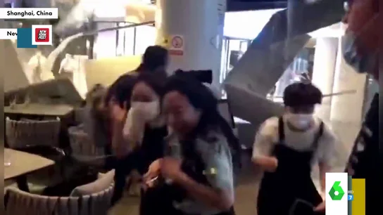 El impactante momento en el que se desploma el techo de un centro comercial sobre un grupo de gente El impactante momento en el que se desploma el techo de un centro comercial sobre un grupo de gente