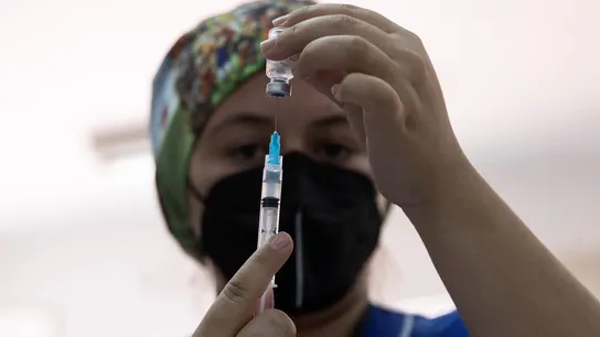 Una sanitaria administra una dosis de la vacuna. Una sanitaria administra una dosis de la vacuna.