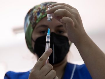 Una sanitaria administra una dosis de la vacuna.