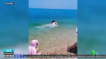 El momento en el que un hombre salva a un niño que se está ahogando en la playa