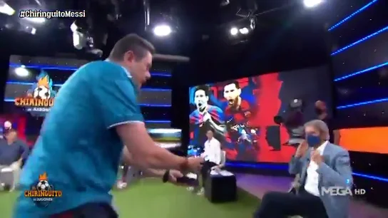 La colecta de Roncero en el plató de 'El Chiringuito' para que Messi renueve con el Barça La colecta de Roncero en el plató de 'El Chiringuito' para que Messi renueve con el Barça