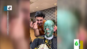 Los vídeos virales del peluquero que corta el pelo con cera en Tik Tok: así es el duro momento en el que se la quita de la cara