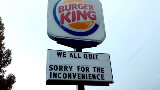 Este es el cartel colgado por los empleados del Burguer King en Lincoln, Nebraska Burguer King