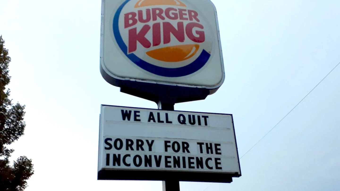 Este es el cartel colgado por los empleados del Burguer King en Lincoln, Nebraska Burguer King