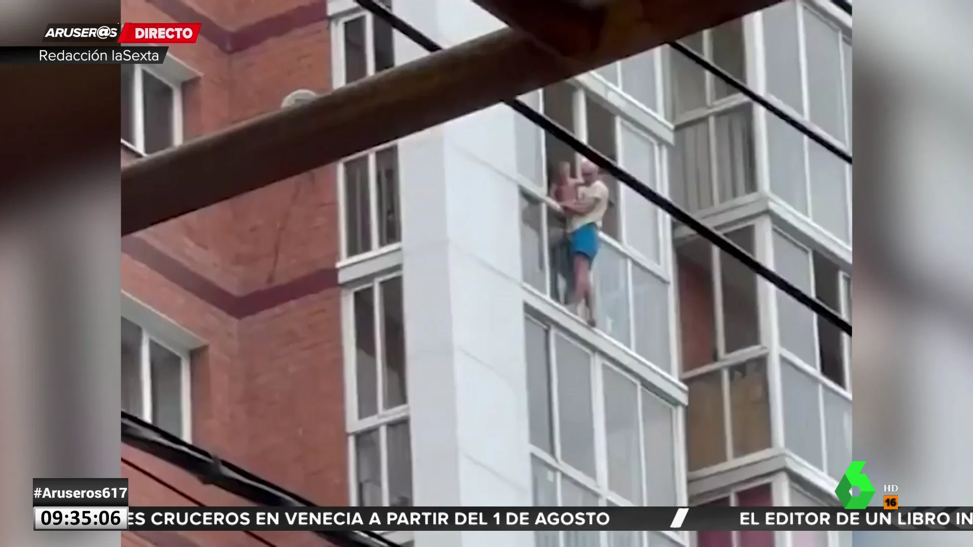 Amenaza con tirarse desde un 13º piso con su hijo tras divorciarse de su mujer