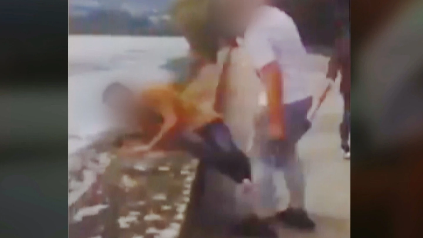 Un grupo de jóvenes agreden y humillan a un niño con autismo en el paseo marítimo de Pontedeume Un grupo de jóvenes agreden y humillan a un niño con autismo en el paseo marítimo de Pontedeume