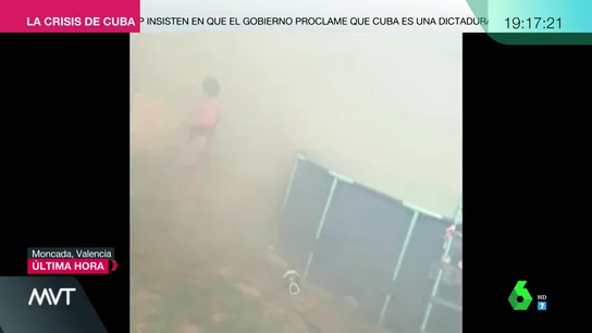 Los gritos de terror de una familia cuando las llamas devoran su jardín: "¡Vámonos de aquí, papá!" Los gritos de terror de una familia cuando las llamas devoran su jardín: "¡Vámonos de aquí, papá!"