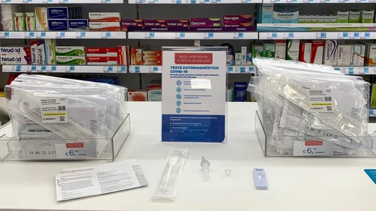 Kits de auto test nasal de antígenos del fabricante SD Biosensor en una farmacia en Lisboa Test