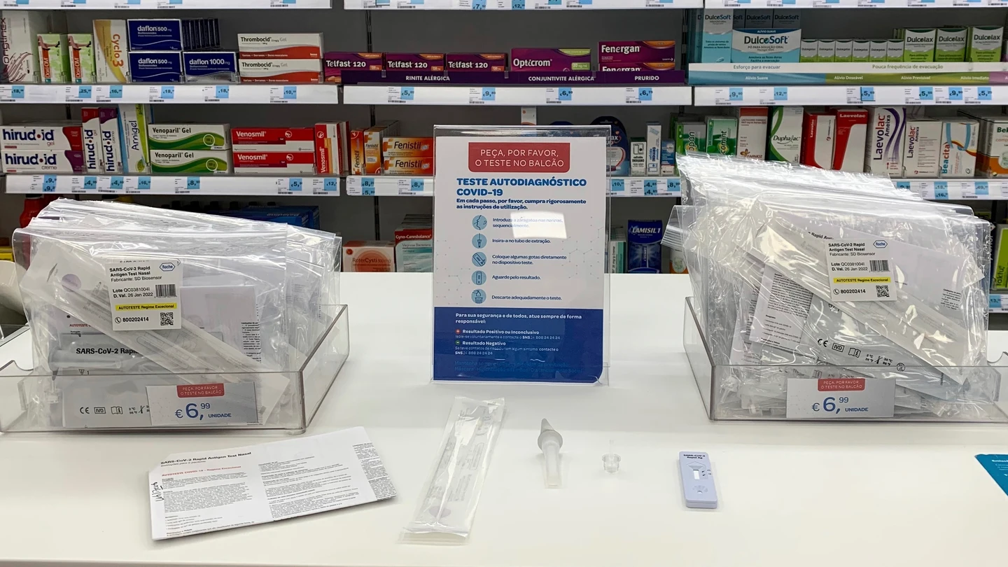 Kits de auto test nasal de antígenos del fabricante SD Biosensor en una farmacia en Lisboa Test