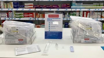Kits de auto test nasal de antígenos del fabricante SD Biosensor en una farmacia en Lisboa