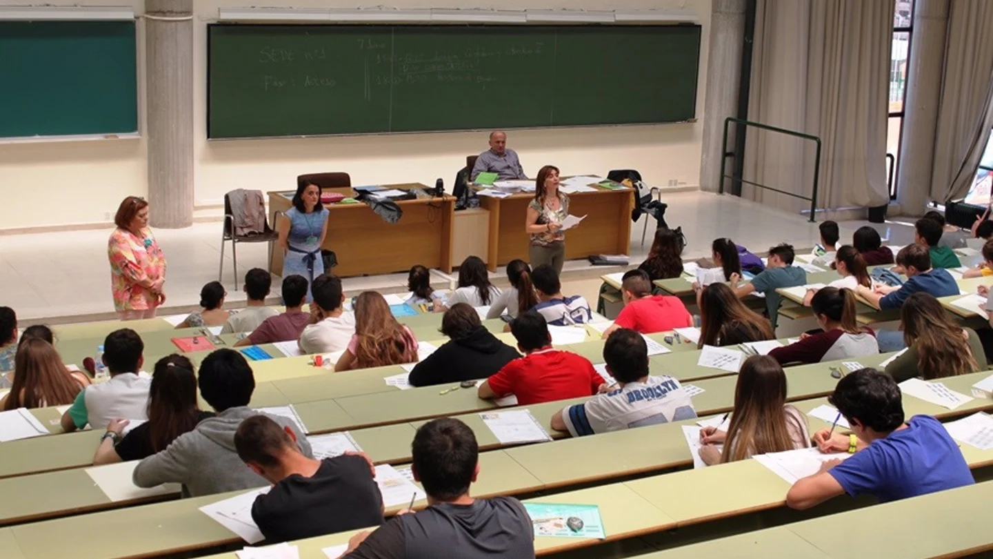 Alumnos en un examen de la EBAU en Asturias Alumnos en un examen de la EBAU en Asturias