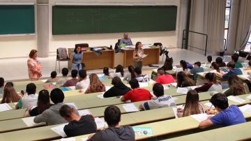 Alumnos en un examen de la EBAU en Asturias