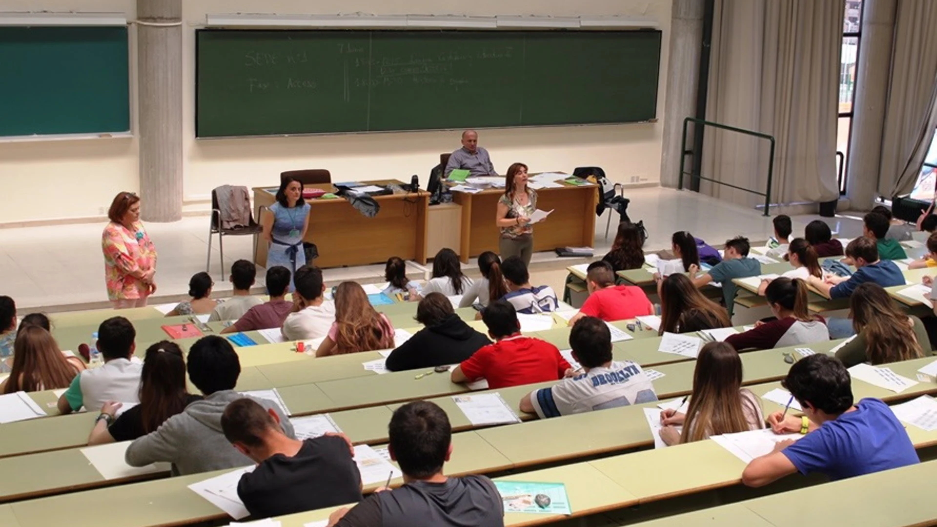 Alumnos en un examen de la EBAU en Asturias