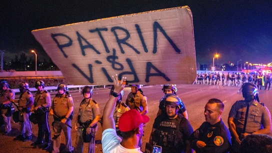 Cubano-americanos asisten a una manifestación de apoyo a los manifestantes en Cuba, bloqueando la Palmetto Expressway en Miami, Florida Cuba